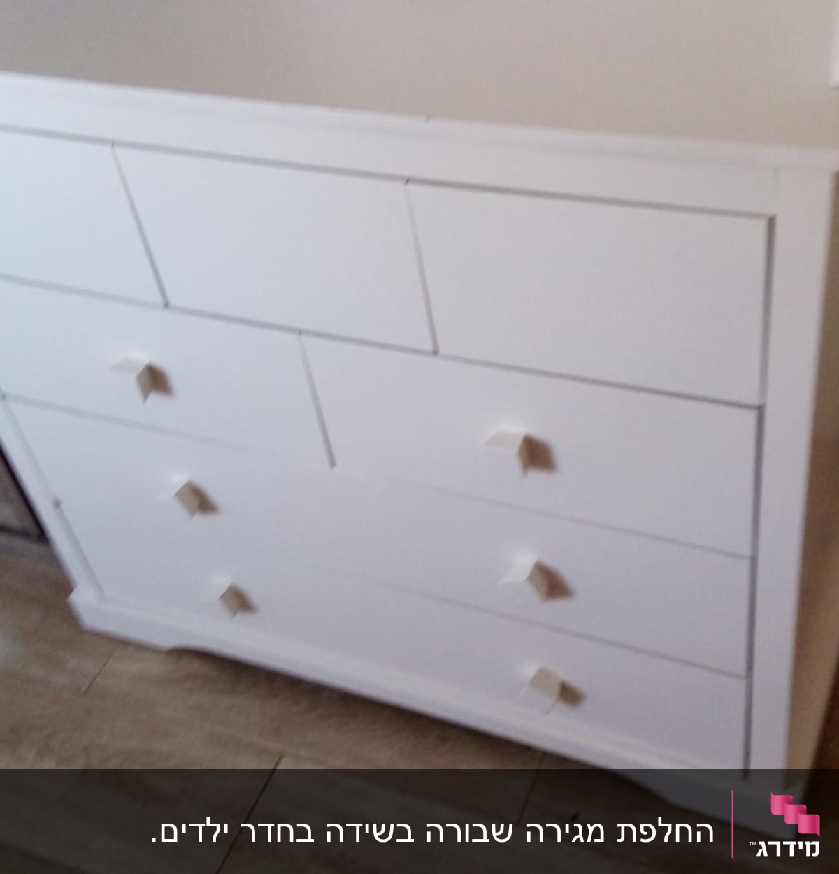 שידה לבנה עם מגירות וידיות